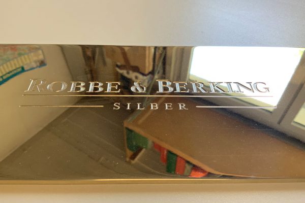 Robbe & Berking Silber als Inlay im Tisch