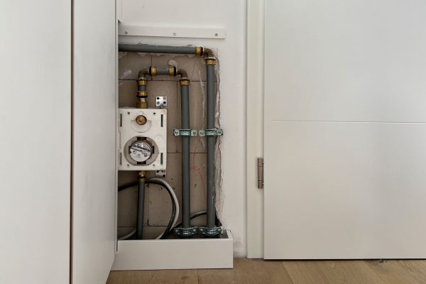 Schrank zur Abdeckung der Heizung