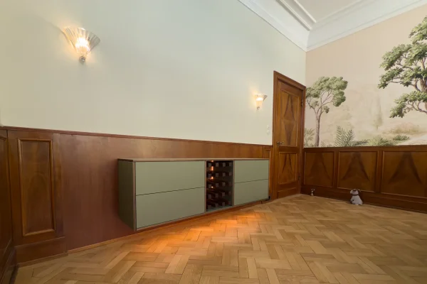 Sideboard haengend aus Nussbaum belegt mit Linoleum