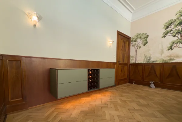 Sideboard haengend aus Nussbaum belegt mit Linoleum